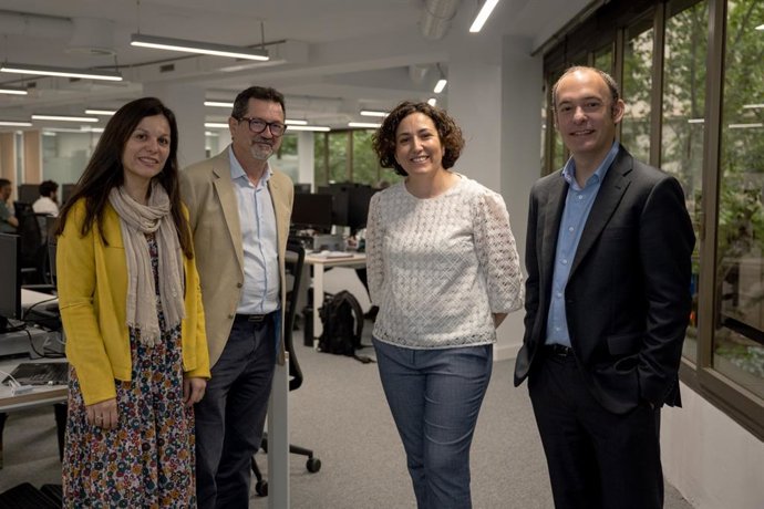La investigadora del Clínic-IDIBAPS Maria Vidal; el cap d'Oncologia d'ICO l'Hospitalet, Miguel Gil; la cap de la Unitat de cncer de mama de Vall d'Hebron-VHIO, Cristina Saura; el cap de Genmica traslacional i terpies en tumors IDIBAPS, Aleix Prat