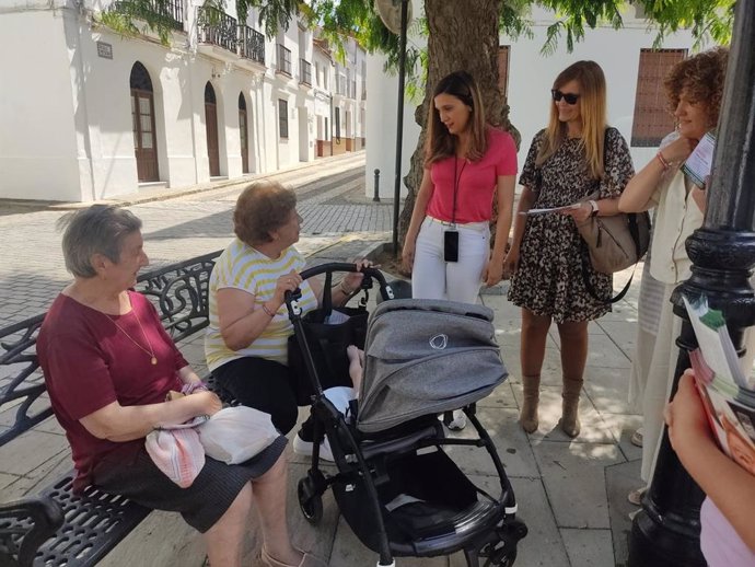 La candidata número uno por el PSOE de Huelva al Parlamento andaluz, María Márquez, visita la sierra acompañada por la secretaria general del PSOE de Huelva, María Eugenia Limón.