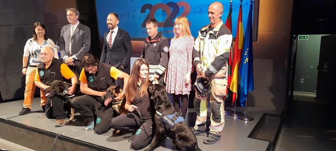 El delegado del Gobierno en el País Vasco, Denis Itxaso, con Bomberos Euskadi, Grupo del Perro de Salvamento y Federación del Taxi en la entrega de las Medallas al Mérito de Protección Civil