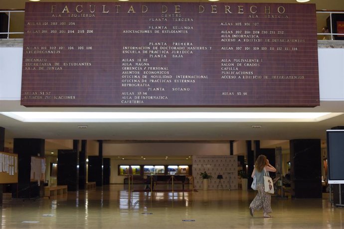 Entrada de la Facultad de Derecho, el día que comienzan las pruebas de acceso a la universidad del año 2022, en la Facultad de Derecho de la Universidad Complutense de Madrid.