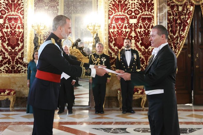 El Rey Felipe VI recibe la carta credencial del nuevo embajador de México, Quirino Ordaz