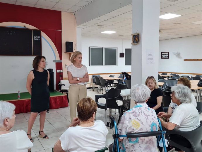 La portavoz del grupo municipal de Ciudadanos (Cs) en el Ayuntamiento de Palma, Eva Pomar, y la regidora, Joana Capó, en una reunión con la Asociación de Gent Gran de Camp Redó.