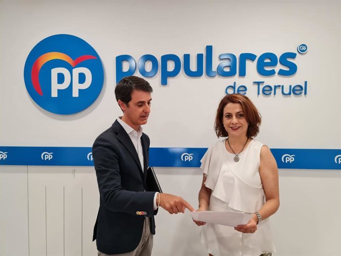 La alcaldesa de Teruel, Emma Buj, y el diputado del PP al Congreso Pedro Navarro.