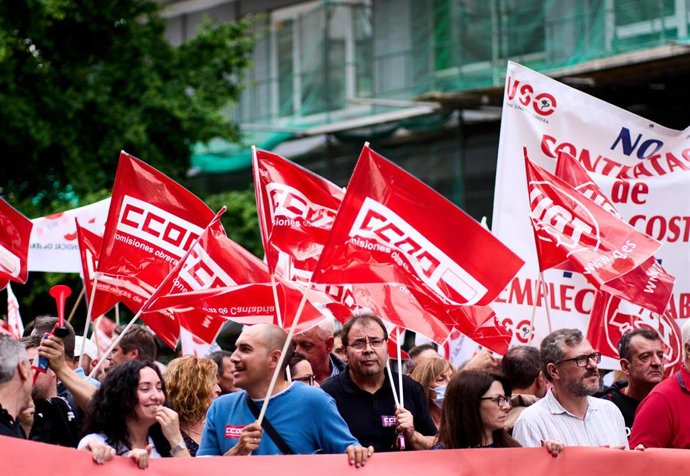 Un grupo de personas sostienen banderines en la manifestación convocada el primer día de huelga en el sector siderometalúrgico