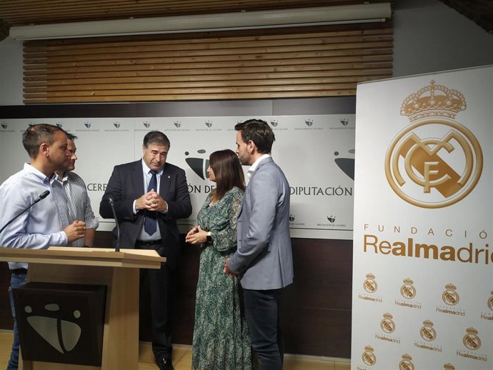 El  diputado de Cultura y Deportes, Fernando Grande, junto a la alcaldesa morala, Raquel Medina, y el responsable de Relaciones Institucionales de la Fundación Real Madrid, Félix González.