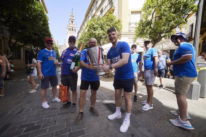 Aficionados del Rangers FC por las calles de Sevilla durante la previa de la final de la UEFA Europa League en Sevilla entre el Eintracht de Frankfurt y el Rangers FC, a 18 de mayo de 2022 en Sevilla (Andalucía, España)