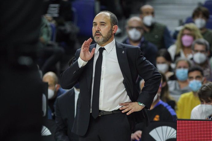 Archivo - El segundo entrenador del Real Madrid, Chus Mateo, dirige el partido ante el CSKA en el Wizink Center de la fase regular de la Euroliga 2021-2022. 