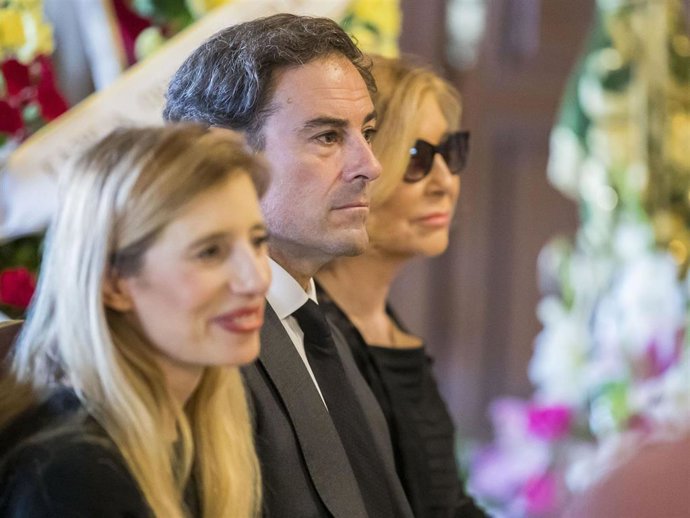 Conchita Spínola, con su hijo Miguel Báez 'Litri' y su nuera Casilda Ibarra en sus últimas imágenes, durante la capilla ardiente de su marido en Huelva el pasado 20 de mayo