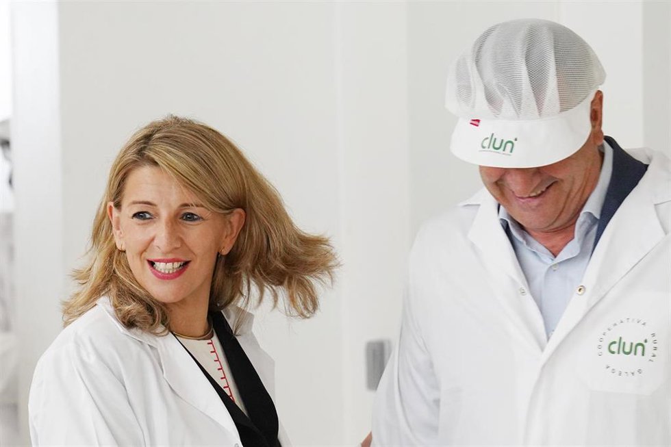 La vicepresidenta segunda y ministra de Trabajo y Seguridad Social, Yolanda Díaz (c), visita la cooperativa ganadera CLUN, a 6 de junio de 2022, en Ames, A Coruña, Galicia (España)