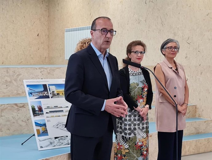 El consejero de Educación, Cultura y Deporte de Aragón, Felipe Faci, visita el Colegio Público Integrado 'Soledad Puértolas' de Zaragoza.