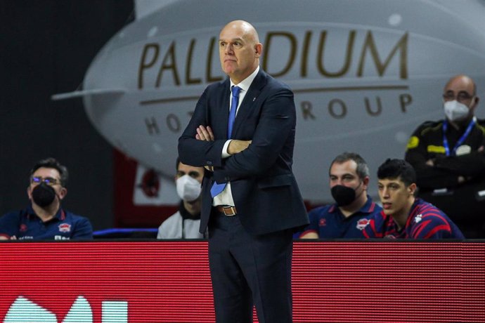 Archivo - El entrenador del Baskonia, Neven Spahija, en el partido de Euroliga en el Wizink Center ante el Real Madrid.