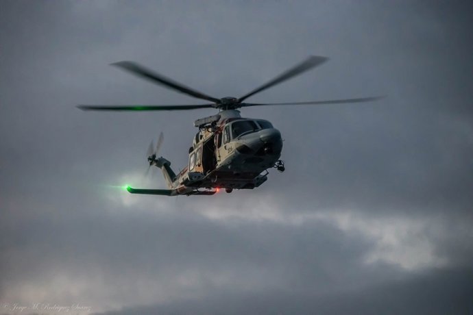 Imagen del helimer 206 que participó en las primeras horas de búsqueda de la mujer desaparecida tras caer de un crucero a 75 millas de Mallorca.