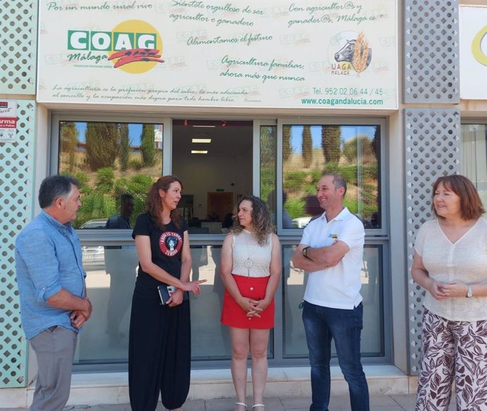 Las candidatas de 'Por Andalucía' Eva García Sempere y María José Torres junto a representantes de COAG