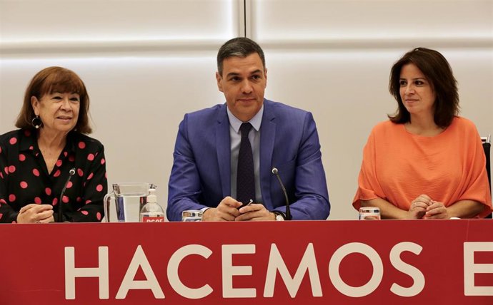 (I-D) La presidenta del PSOE, Cristina Narbona; el presidente del PSOE, Pedro Sánchez y la vicesecretaria general del PSOE, Adriana Lastra, en una reunión de la Ejecutiva Federal del PSOE, en la sede socialista de la calle Ferraz, a 6 de junio de 2022, 