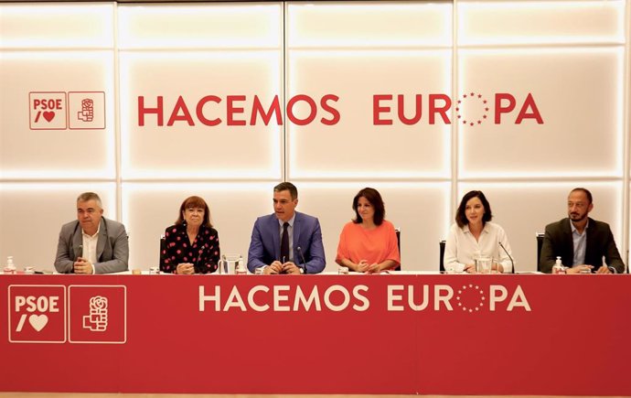 (I-D) El secretario de Organización, Santos Cerdán; la presidenta del PSOE, Cristina Narbona; el presidente del Gobierno, Pedro Sánchez; la vicesecretaria general del PSOE, Adriana Lastra; la secretaria de Educación, Formación Profesional, M Luz Martín