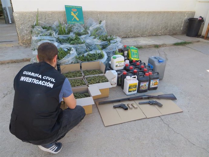 Drogas y armas intervenidas en la operación de la Guardia Civil