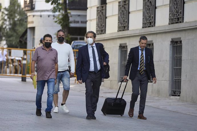 El patrón del Villa de Pitanxo', Juan Padín (i-morado), y su sobrino, Eduardo Rial (c-blanco), a su llegada a declarar a la Audiencia Nacional, a 6 de junio de 2022, en Madrid (España). Se trata de las primeras declaraciones de los tres supervivientes 