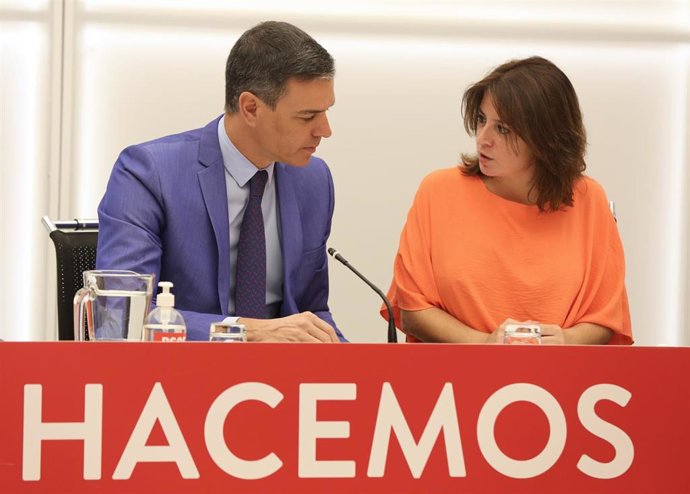 El presidente del PSOE, Pedro Sánchez, y la vicesecretaria general del PSOE, Adriana Lastra, en una reunión de la Ejecutiva Federal del PSOE, en la sede socialista de la calle Ferraz, a 6 de junio de 2022, en Madrid (España).
