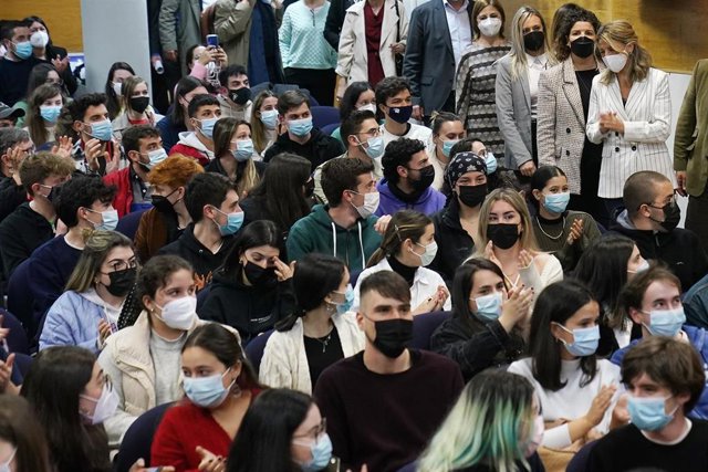 Archivo - La vicepresidenta segunda y ministra de Trabajo y Economía Social, Yolanda Díaz, saluda a los alumnos a su llegada a un encuentro en la Facultad de Ciencias Políticas de la Universidad de Santiago de Compostela (USC)