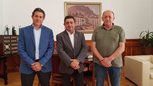 Reyes junto a representantes de la Asociación Profesional de Empresas Instaladoras de Jaén