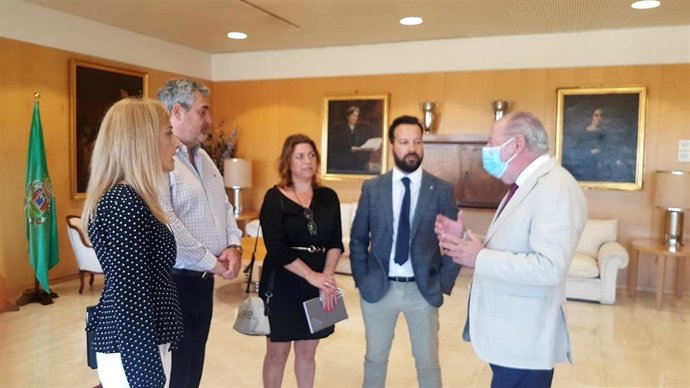 Villalobos con los representantes del sector de las peluquerías