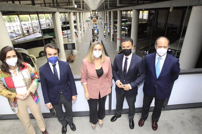 Archivo - La consejera Marifrán Carazo, en una imagen de archivo, supervisando las obras de mejora de la accesibilidad de la estación de autobuses Plaza de Armas