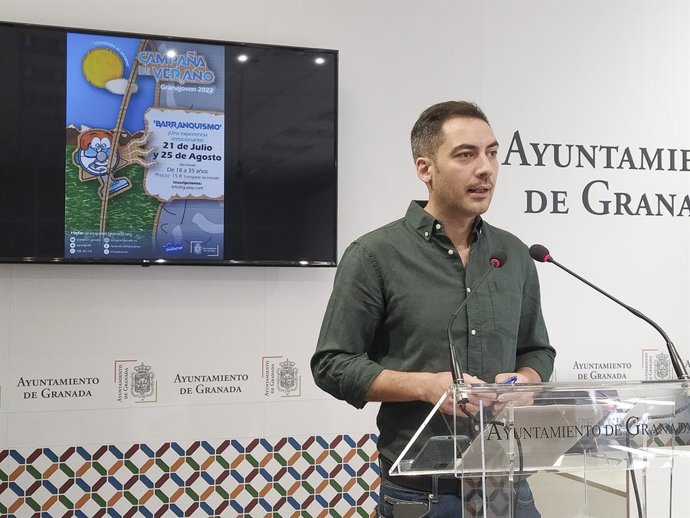 El concejal de Juventud de Granada, Eduardo Castillo, presenta la campaña de verano.