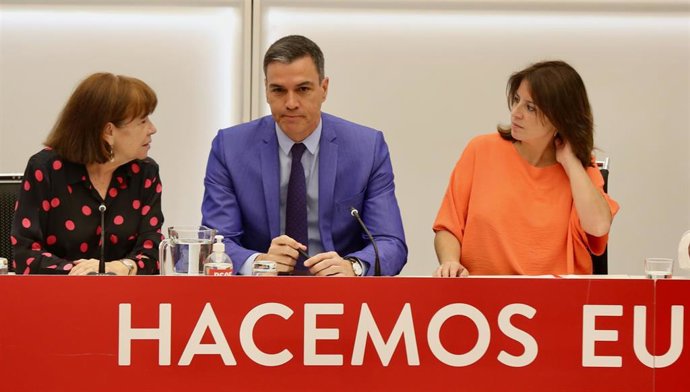 (I-D) La presidenta del PSOE, Cristina Narbona; el presidente del PSOE, Pedro Sánchez y la vicesecretaria general del PSOE, Adriana Lastra, en una reunión de la Ejecutiva Federal del PSOE, en la sede socialista de la calle Ferraz.