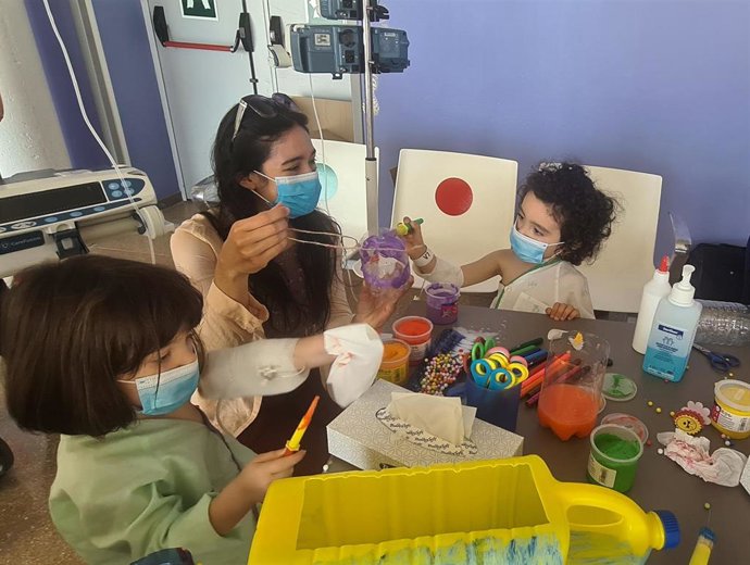 El Clínico San Cecilio incorpora 28 plazas de aparcamiento de bicicletas, 12 con puntos de recarga eléctrica