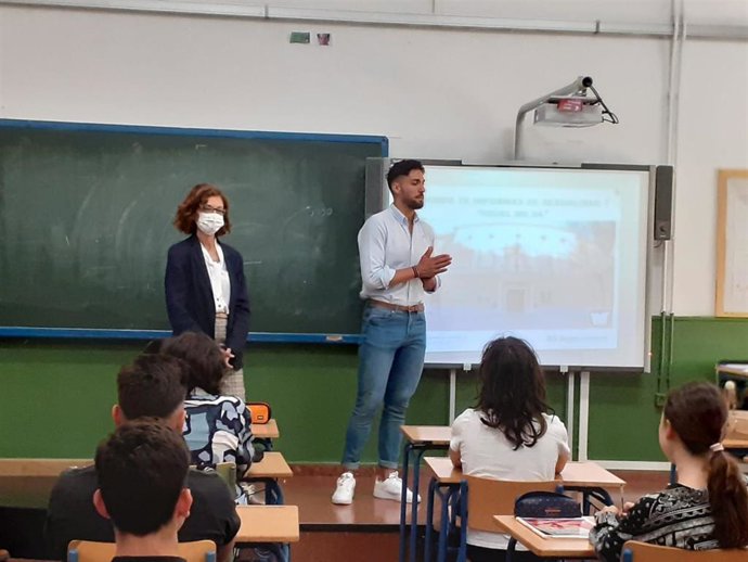 El IAJ organiza dos talleres para adolescentes en el IES Ángel Ganivet