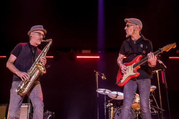 Fito Cabrales (d), cantante de Fito & Fitipaldis durante un concierto 