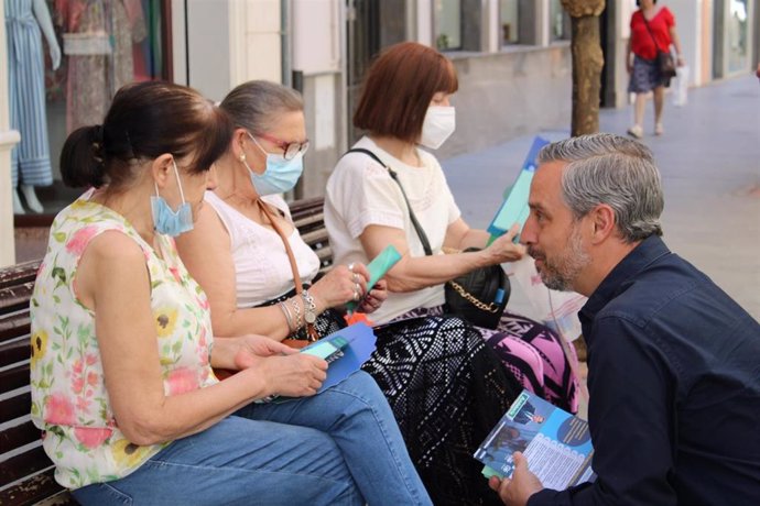 Juan Bravo en un reparto electoral.