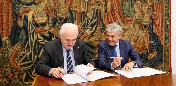 El director Territorial Norte de BBVA, Carlos Gorría, y el rector de la Universidad de Deusto, José María Guibert, firman un compromiso con la promoción de la transferencia de conocimiento a la sociedad