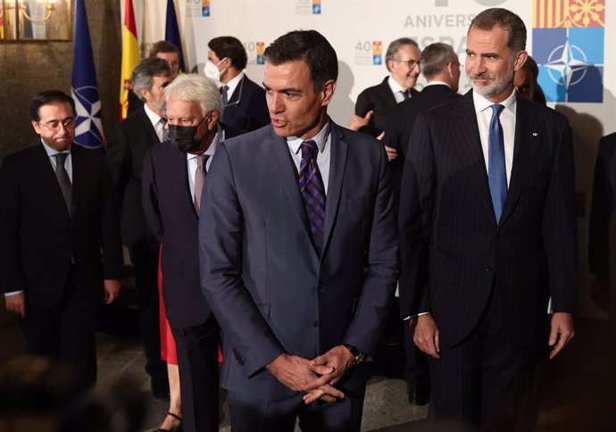 El presidente del Gobierno, Pedro Sánchez (i) y el Rey Felipe VI (d), a su llegada al Teatro Real para participar en la conmemoración del 40 Aniversario del ingreso de España en la OTAN a 30 de mayo de 2022, en Madrid (España). Este acto tiene lugar ju