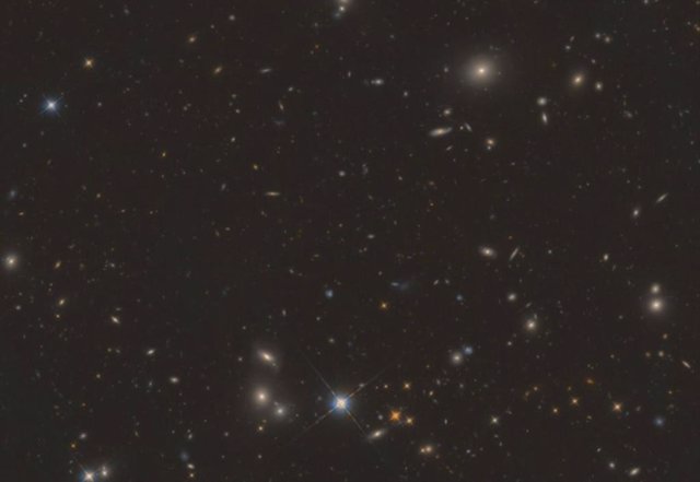 Un trozo de cielo fotografiado por 3D-DASH, que muestra los objetos más brillantes y raros del universo como galaxias monstruosas.