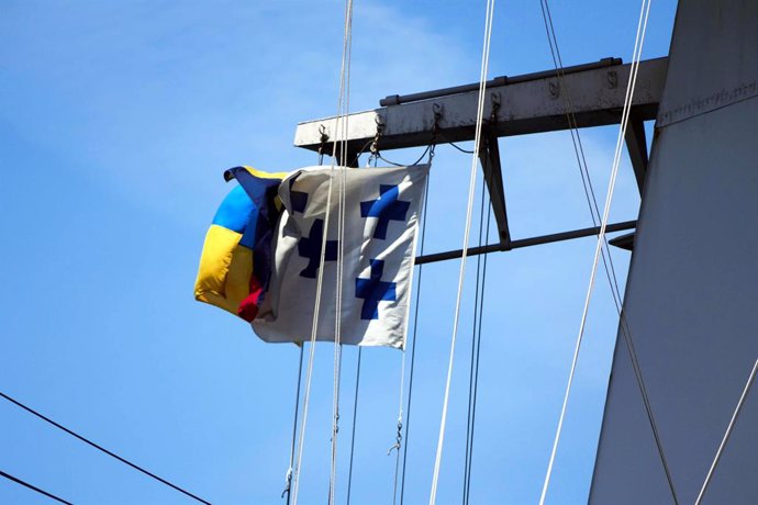 Bandera en un buque de Ucrania en el mar Negro