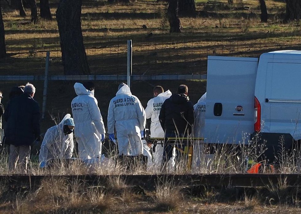 Archivo - Momento en el que efectivos de la Guardia Civil levantan el cadáver de Esther López de la Rosa en Traspinedo. 