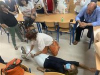 Profesionales sanitarias del Hospital de Andújar imparten un taller de resucitación pulmonar en el IES de Porcuna (Jaén)