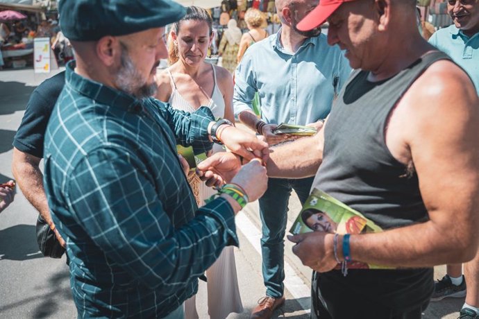 Alonso (Vox) en el mercadillo de Huércal-Overa (Almería)