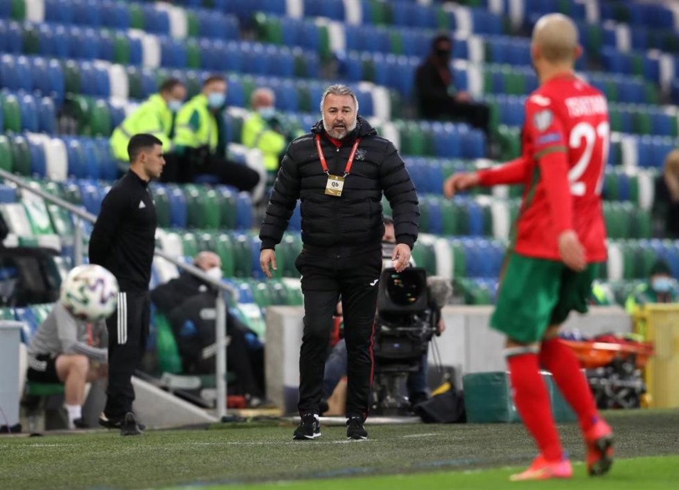Archivo - El ya ex seleccionador búlgaro de fútbol Yasen Petrov en un partido de clasificación para el Mundial contra Irlanda del Norte en Windsor Park.
