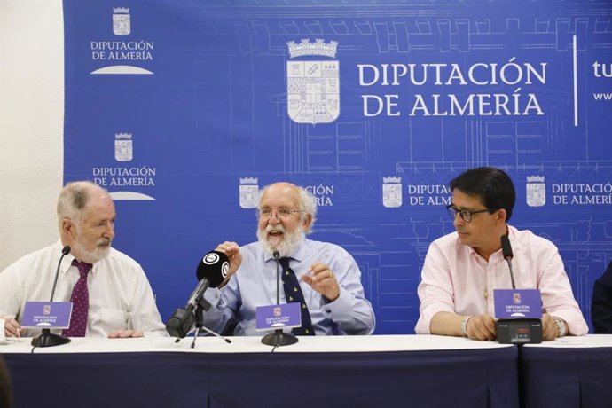 En el centro, el astrofísico Michel Mayor.