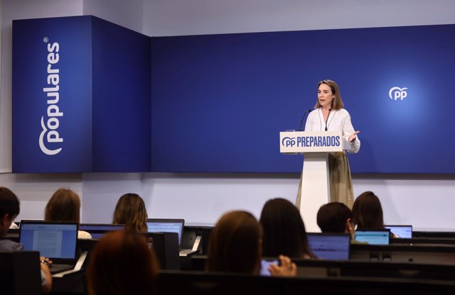 La secretaria general del PP y portavoz del GPP en el Congreso, Cuca Gamarra, interviene en una rueda de prensa tras la reunión del Comité de Dirección, en la sede nacional del PP