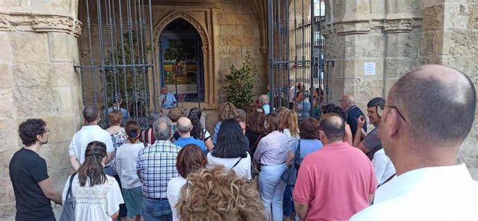 Asistentes a la conferencia itinerante y visita guiada al Santuario de la Fuensanta.