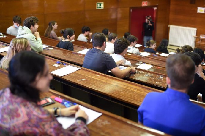 Varios alumnos en un aula de la Facultad de Derecho el día que da comienzo las pruebas de acceso a la universidad del año 2022.