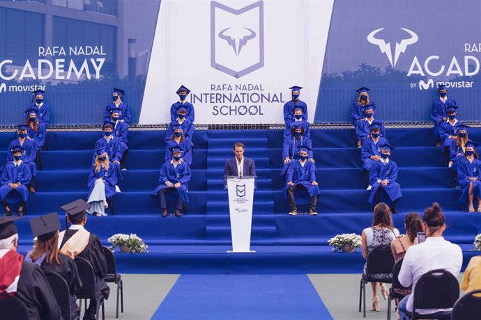 Rafa Nadal da un discurso en la graduación de la Rafa Nadal Academy 2021