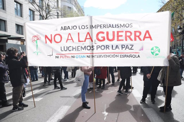 Archivo - Varias personas con una pancarta que reza 'Abajo los Imperialismos, No a la guerra, Luchemos por la Paz',participan en una marcha para pedir el cese de la guerra en Ucrania, a 3 de abril de 2022, en Madrid (España). 