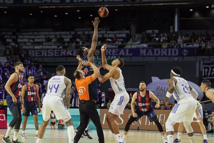 El pívot del Real Madrid Walter Samuel Tavares y el jugador del Baskonia Steven Enoch, durante el primer partido de semifinales del 'Playoff' de la Liga Endesa 2021-2022 en el Wizink Center.