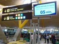 La Comunidad pide a Marlaska que solucione "el colapso" del control de seguridad en Barajas