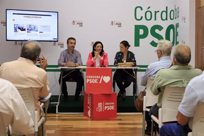 Crespín (centro), entre De la Fuente y Ambrosio, en la presentación de la web 'Córdoba con Memoria'.