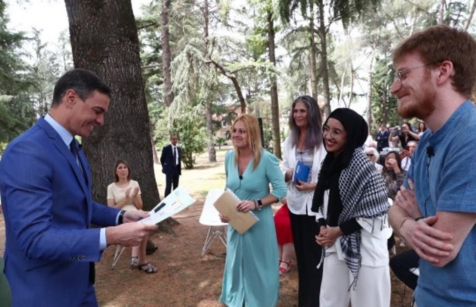 El presidente del Gobierno, Pedro Sánchez, recibe las recomendaciones de la Asamblea Ciudadana por el Clima.